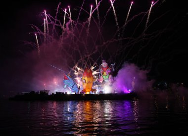 Cracow, Polonya - 4 Haziran 2022 Büyük Ejder Geçidi. Vistula Nehri 'ndeki Büyük Açık Hava Şovu.