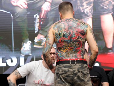 Krakow, Polonya - 11 Haziran 2022: Krakow 'daki 15. Dövme Fuarı' nda en iyi dövme yarışması sırasında kimliği belirsiz katılımcı. En prestijli dövme festivallerinden biri..