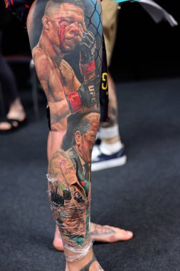 Krakow, Polonya - 12 Haziran 2022: Krakow 'daki 15. Dövme Fuarı' nda en iyi dövme yarışması sırasında kimliği belirsiz katılımcı. En prestijli dövme festivallerinden biri..