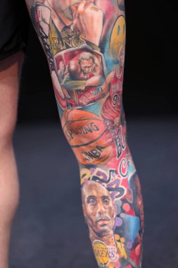 Krakow, Polonya - 12 Haziran 2022: Krakow 'daki 15. Dövme Fuarı' nda en iyi dövme yarışması sırasında kimliği belirsiz katılımcı. En prestijli dövme festivallerinden biri..