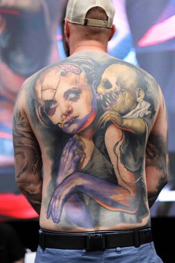 Krakow, Polonya - 12 Haziran 2022: Krakow 'daki 15. Dövme Fuarı' nda en iyi dövme yarışması sırasında kimliği belirsiz katılımcı. En prestijli dövme festivallerinden biri..