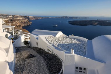 Yunanistan 'ın Santorini adasındaki Imerovigli köyünden Santorini kaldera kayalıklarının panoramik manzarası 
