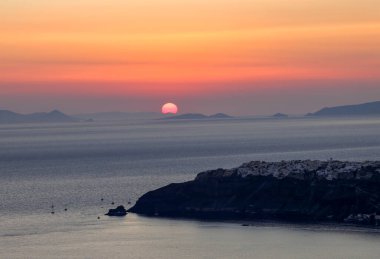 Imerovigli 'den görüldüğü gibi Santorini' nin üzerinde gün batımı. Cyclades, Yunanistan
