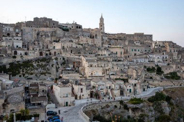 Matera, İtalya - 18 Eylül 2019: Matera şehrinin tarihi bir bölgesi olan Sassi di Matera 'nın tarihi mağara konutlarıyla tanınıyor. Basilicata. İtalya