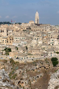 Sassi di Matera 'nın panoramik manzarası Matera şehrinin tarihi bir bölgesidir. Belvedere di Murgia Timone, Basilicata, İtalya' daki antik mağara evleri ile ünlüdür. 