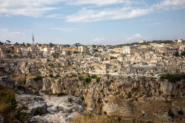 Sassi di Matera 'nın panoramik manzarası Matera şehrinin tarihi bir bölgesidir. Belvedere di Murgia Timone, Basilicata, İtalya' daki antik mağara evleri ile ünlüdür. 