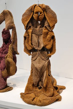 Venedik, İtalya - 6 Eylül 2022: Venedik 'te 59. Venedik Sanat Bienali. Hindistan' dan Mrinalini Mukherjee 'nin doğal liflerden yaptığı kültürler.