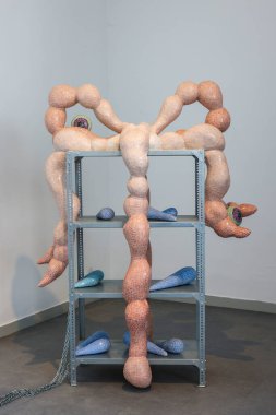 Venedik, İtalya - 6 Eylül 2022 Venedik Sanat Bienali. Düş Sonrası: Macar pavyonunda sanatçı Zsofia Keresztes 'in Demage' ine Karşı Gelme Cesareti