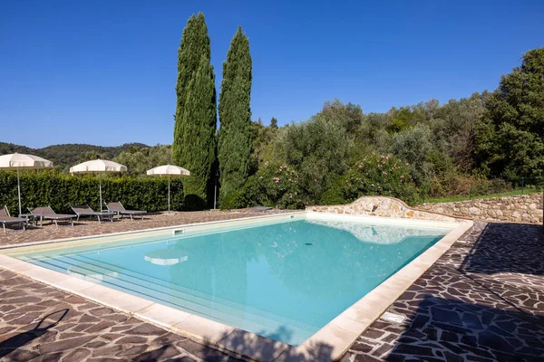 Swimming Pool Montemassi Hillside Surrounded Cypresses Oleanders Province Grosseto Italy —  Fotos de Stock