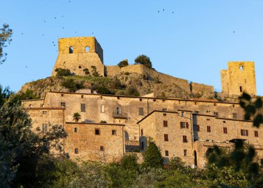 Montemassi, Grosseto ilinin güçlendirilmiş bir köyüdür. Toskana 'da. İtalya