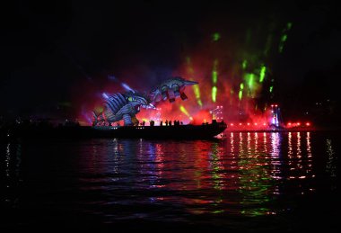 Cracow, Polonya - 4 Haziran 2022 Büyük Ejder Geçidi. Vistula Nehri 'ndeki Büyük Açık Hava Şovu.