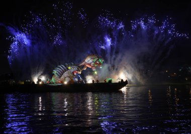 Cracow, Polonya - 4 Haziran 2022 Büyük Ejder Geçidi. Vistula Nehri 'ndeki Büyük Açık Hava Şovu.