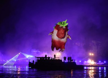 Cracow, Polonya - 4 Haziran 2022 Büyük Ejder Geçidi. Vistula Nehri 'ndeki Büyük Açık Hava Şovu.