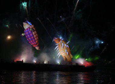 Cracow, Polonya - 4 Haziran 2022 Büyük Ejder Geçidi. Vistula Nehri 'ndeki Büyük Açık Hava Şovu.