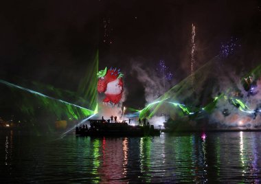 Cracow, Polonya - 4 Haziran 2022 Büyük Ejder Geçidi. Vistula Nehri 'ndeki Büyük Açık Hava Şovu.