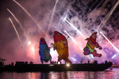 Cracow, Polonya - 4 Haziran 2022 Büyük Ejder Geçidi. Vistula Nehri 'ndeki Büyük Açık Hava Şovu.