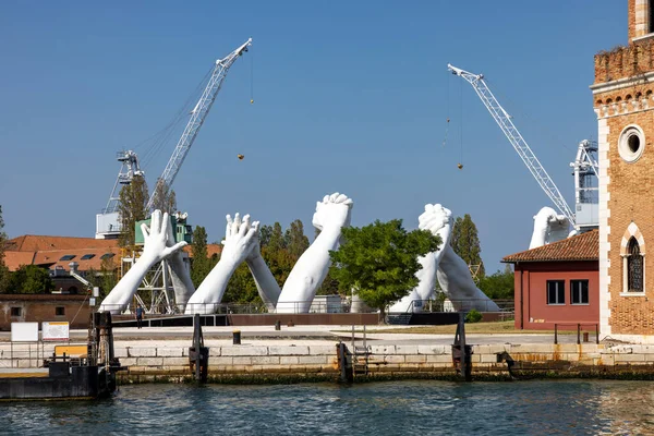 Venice Italy September 2022 Giant Joined Hands Sculpture Building Bridges — Stock Photo, Image