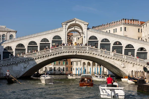 ヴェネツィア イタリア 2022年9月6日 ヴェネツィアのグランド運河にかかるリアルト橋 — ストック写真