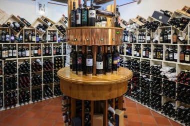 Montalcino, İtalya - 12 Eylül 2022: Montalcino, Toskana, İtalya 'da bir şarap dükkanının içi. Montalcino Brunello di Montalcino şarabıyla ünlüdür.. 