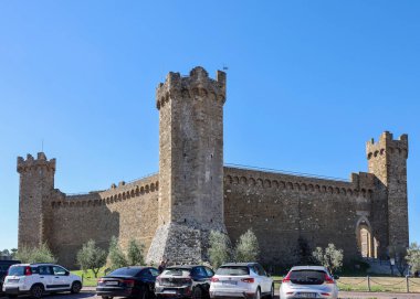 Montalcino, İtalya - 12 Eylül 2022: 14. yüzyıl kalesi 1571 yılında Cosimo I de 'Medici tarafından genişletildi. Montalcino, İtalya