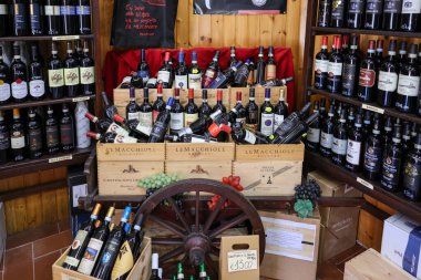 Montalcino, İtalya - 12 Eylül 2022: Montalcino, Toskana, İtalya 'da bir şarap dükkanının içi. Montalcino Brunello di Montalcino şarabıyla ünlüdür.. 