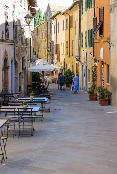 蒙塔尔齐诺 意大利 2022年9月12日 托斯卡纳蒙塔尔齐诺迷人的街道上有酒吧和酒铺 意大利 — 图库照片