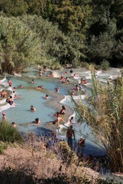 Saturnia, İtalya - 13 Eylül 2022 İnsanlar Satürn 'ün kaplıcalarında banyo yapıyorlar Therme, Saturnia, Toskana, İtalya 