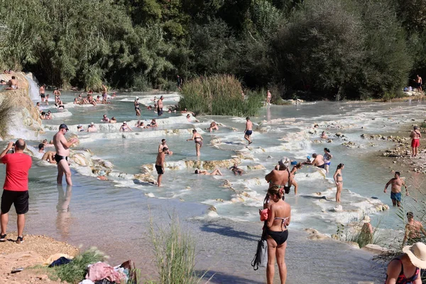 Saturnia Italia Septiembre 2022 Gente Está Bañando Las Aguas Termales — Foto de Stock