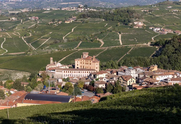 Város Barolo Falletti Kastély Körülvéve Szőlőültetvények Langhe Régióban Piedmont Olaszország — Stock Fotó
