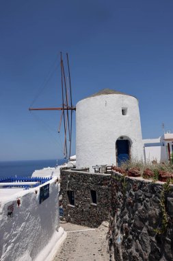 Oia 'da geleneksel beyaz yel değirmeni, Santorini adasında. Cyclades, Yunanistan 