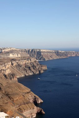 Yunanistan 'ın Santorini adasındaki Imerovigli köyünden Santorini kaldera kayalıklarının panoramik manzarası 