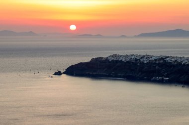 Imerovigli 'den görüldüğü gibi Santorini' nin üzerinde gün batımı. Cyclades, Yunanistan