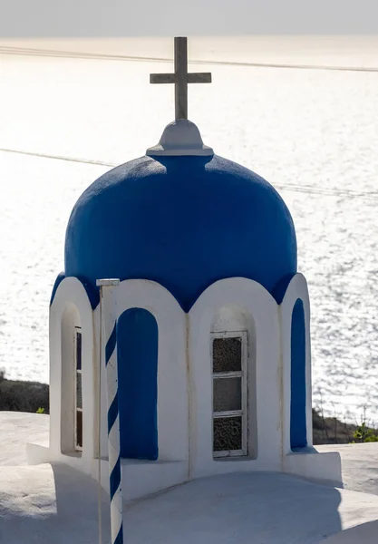 Niebieska Kopuła Greckiego Prawosławnego Kościoła Chrześcijańskiego Oia Santorini Grecja — Zdjęcie stockowe