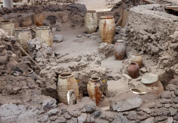 サントリーニ島 ギリシャ 2021年7月1日 先史時代の町Akrotiriで古代の陶器を回復 サントリーニ島のギリシャの島にあるミノア青銅器時代の集落の発掘現場 — ストック写真