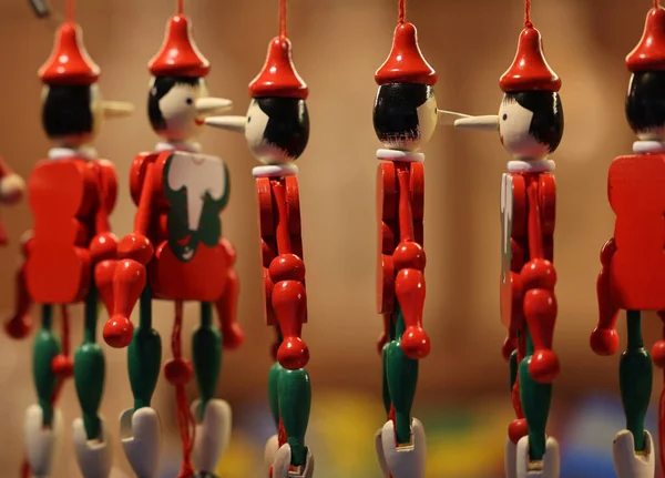 Cracóvia Polônia Dezembro 2021 Brinquedo Pinóquio Madeira Tradicional Vendido Loja — Fotografia de Stock
