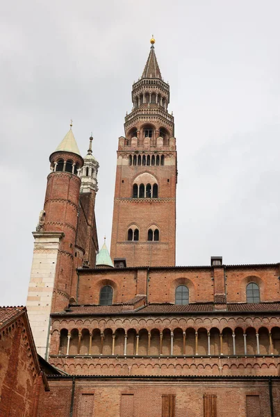 クレモナ大聖堂またはサンタ マリア アスンタ大聖堂とクレモナの中世の鐘楼トルラッツォ ロンバルディア イタリア — ストック写真
