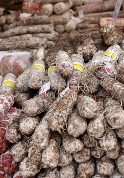 Cremona Italië September 2022 Traditionele Vleesproducten Verkocht Een Straatkraam Tijdens — Stockfoto
