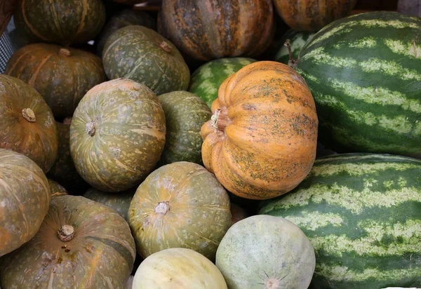 Rijpe Pompoenen Meloenen Verkocht Een Straatkraam Tijdens Boerenmarkt Cremona Lombardije — Stockfoto