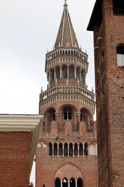 意大利伦巴第被称为托拉佐的克里莫纳中世纪钟塔 — 图库照片