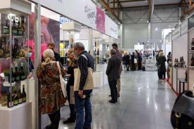 Cracow, Polonya - 3 Kasım 2021: Uluslararası Şarap Fuarı ENOEXPO, Krakow. Dünyanın dört bir yanından şarap üreticileri ithalat dağıtımcıları ve temsilcileriyle tanışıyor.. 