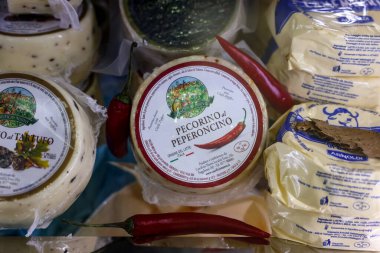 Cracow, Polonya - 3 Kasım 2021: Gastrofood 'daki büyük peynirler Pecorino - Krakow' daki yiyecek ve içecekler için ticaret fuarı. Polonya