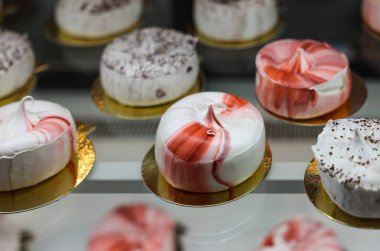 Altın tepside lezzetli süt pastası. 