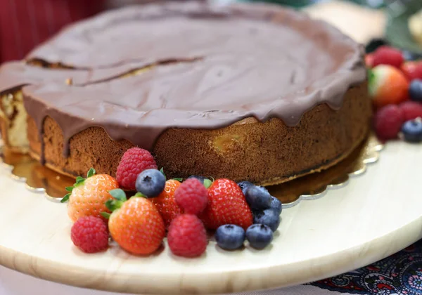Sponge Cake Chocolate Icing Fresh Fruit — Stock Photo, Image