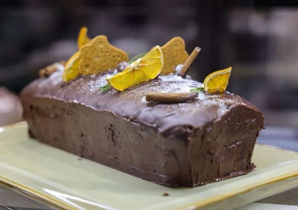 ドライフルーツで装飾されたチョコレートケーキ — ストック写真