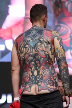 Krakow, Polonya - 11 Haziran 2022: Krakow 'daki 15. Dövme Fuarı' nda en iyi dövme yarışması sırasında kimliği belirsiz katılımcı. En prestijli dövme festivallerinden biri..