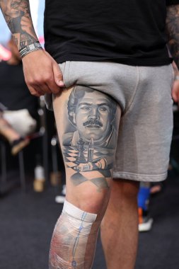 Krakow, Polonya - 12 Haziran 2022: Krakow 'daki 15. Dövme Fuarı' nda en iyi dövme yarışması sırasında kimliği belirsiz katılımcı. En prestijli dövme festivallerinden biri..