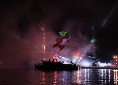 Cracow, Polonya - 4 Haziran 2022 Büyük Ejder Geçidi. Vistula Nehri 'ndeki Büyük Açık Hava Şovu.