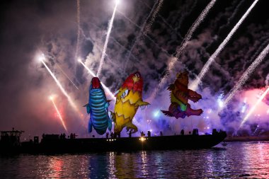 Cracow, Polonya - 4 Haziran 2022 Büyük Ejder Geçidi. Vistula Nehri 'ndeki Büyük Açık Hava Şovu.
