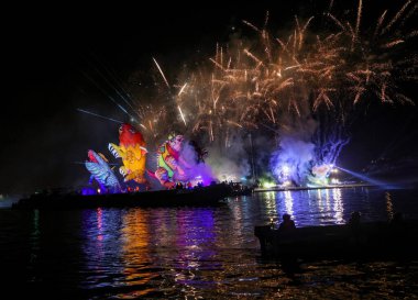 Cracow, Polonya - 4 Haziran 2022 Büyük Ejder Geçidi. Vistula Nehri 'ndeki Büyük Açık Hava Şovu.