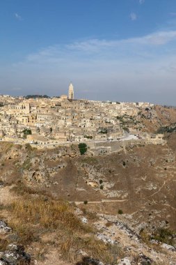 Sassi di Matera 'nın panoramik manzarası Matera şehrinin tarihi bir bölgesidir. Belvedere di Murgia Timone, Basilicata, İtalya' daki antik mağara evleri ile ünlüdür. 